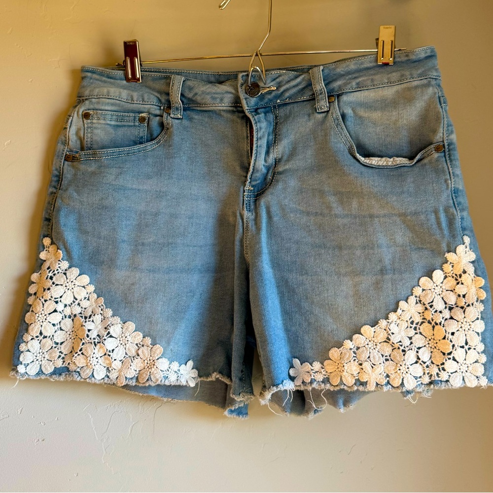 Earl Jean shorts with lace flower embroidery